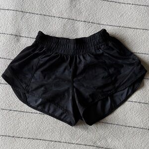 Lululemon LR 2.5” Hotty Hot Black Camo Shorts size 2